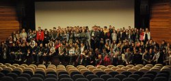 w sali kinowej ponad sto uczniów ze szkół podstawowych i średnich pozuje do wspólnego zdjęcia