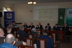 Zdjęcie przedstawia uczestników debaty, jeden z prelegentów omawia zagadnienia związane z pracą rolników